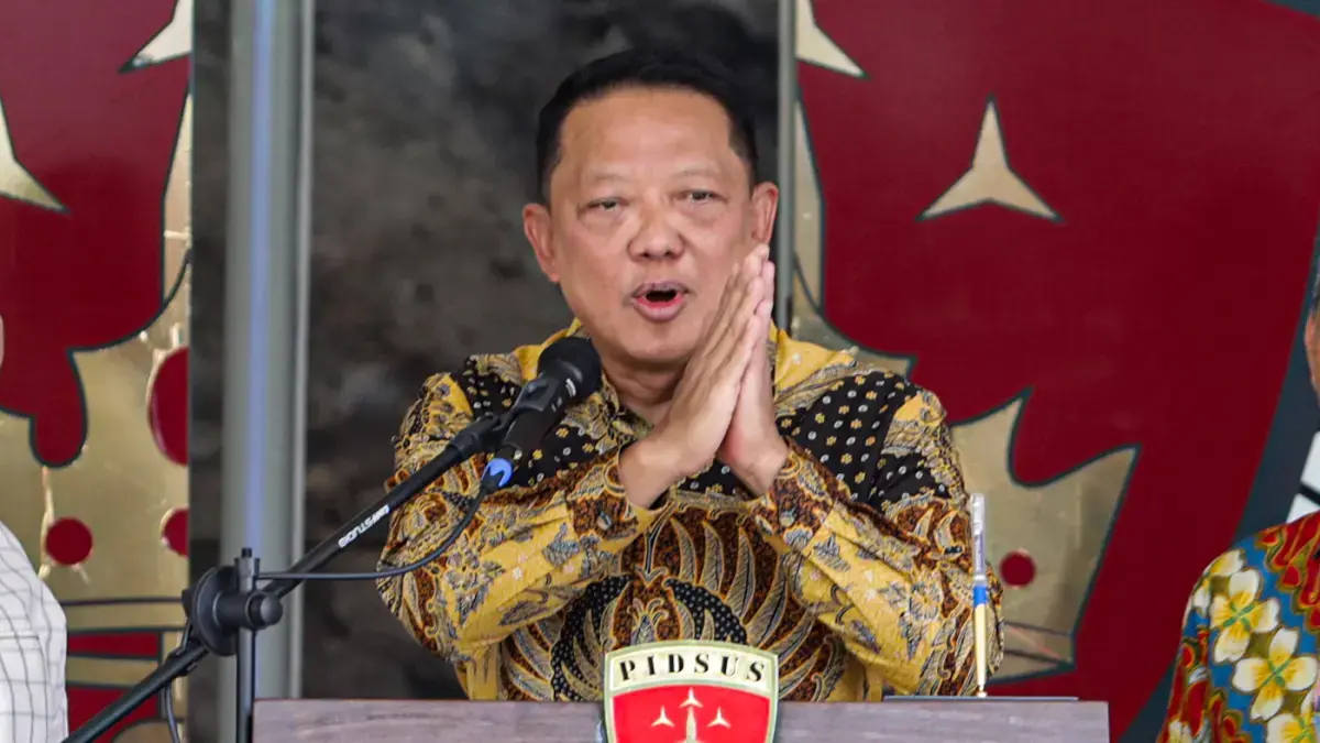 Jaksa Agung Muda Tindak Pidana Khusus (Jampidsus) Febrie Adriansyah (tengah) memberikan keterangan pers di Gedung Bundar, Kejaksaan Agung, Jakarta, Jumat (10/7/2026). (Salman Toyibi/Jawa Pos)