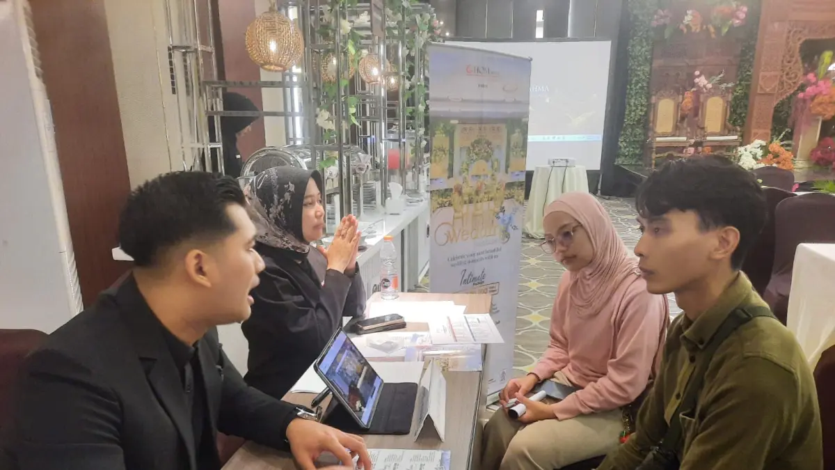 
KONSULTASI: Calon pengantin saat konsultasi di stan @HOM terkait dengan penyelanggaraan pernikahan. (INDAH SUSANTI/RADAR PATI)
