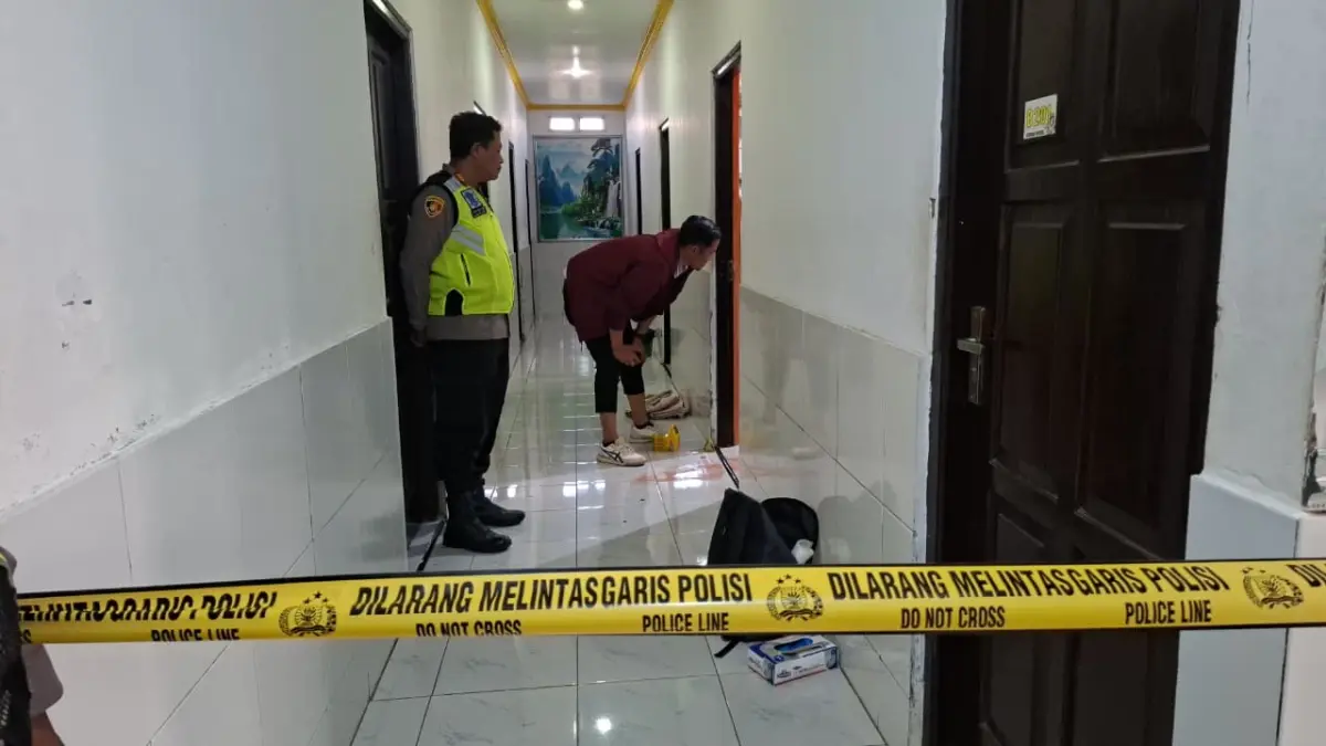 
OLAH TKP: Tim Satreskrim Polres Kudus bersama Unit Inafis mengolah TKP di sebuah kamar hotel, Senin (13/7). (ANDIKA TRISNA SAPUTRA/RADAR PATI)
