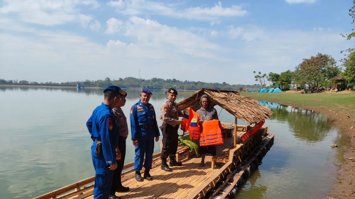 Satpolairud Polresta Pati melakukan monitoring terhadap wahana air rakit yang beroperasi di objek wisata Waduk Gembong, Kabupaten Pati belum lama ini. (HUMAS POLRES PATI)