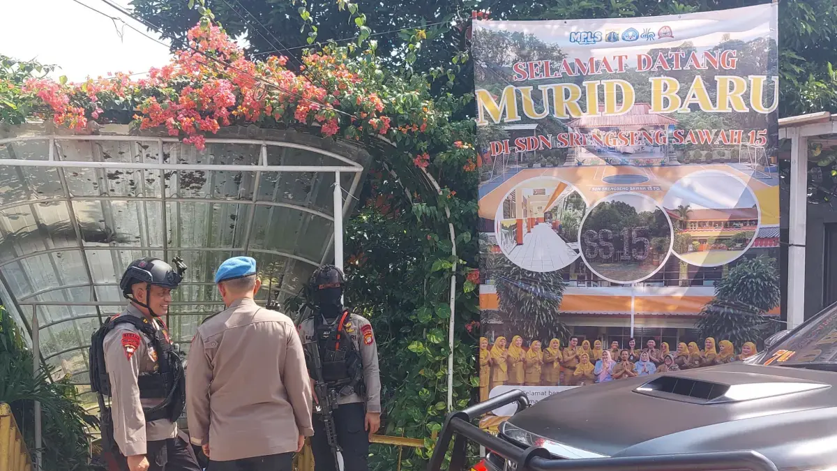 Tim Gegana dan Densus 88 dikerahkan pasca teror bom di SDN Srengseng Sawah 15 Pagi, Jagakarsa, Jakarta Selatan, diwarnai aksi teror bom, Senin (13/7). (Ryandi Zahdomo/JawaPos.com)