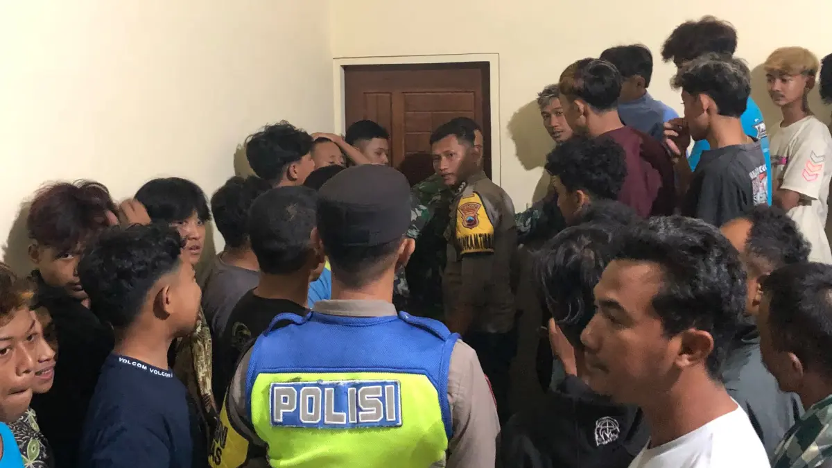 BABAK BELUR: Terduga pelaku percobaan curanmor tak berdaya usai mendapat amukan massa, pada Senin (13/7) petang. (POLSEK KELING UNTUK RADAR PATI)
