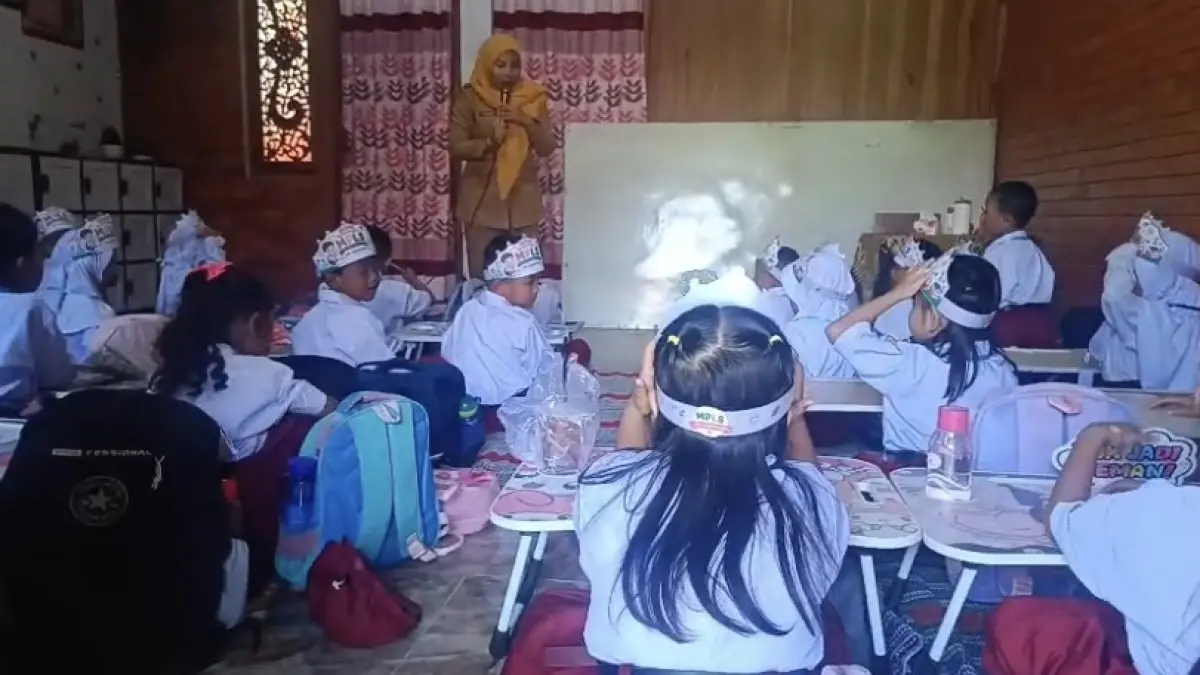 
BELAJAR: Kondisi Masa Pengenalan Lingkungan Sekolah (MPLS) SDN 1 sendangharjo di salah satu rumah warga yang dekat dengan sekolah.&nbsp;(ARIF FAKHRIAN KHALIM/RADAR PATI)