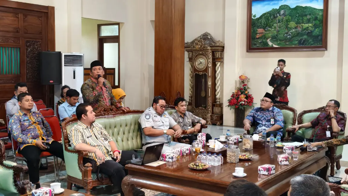 BERI TANGGAPAN: Wakil Bupati Rembang, Hanies memberikan sambutan saat kegiatan Sinergitas Penanganan Tunggakan Pajak Kendaraan Bermotor Berbasis Kewilayahan tadi siang. (PEMKAB REMBANG UNTUK RADAR PATI)