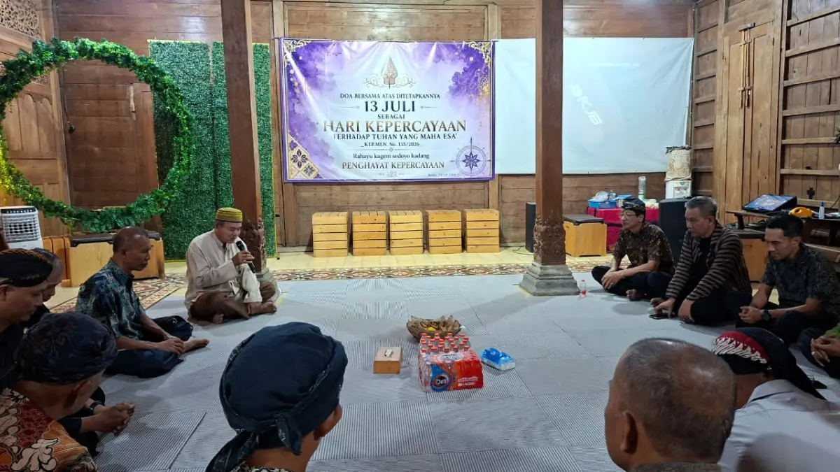 
KOORDINASI: Ketua Koordinator Penghayat Kepercayaan Kabupaten Kudus, Endro memberikan masukan dan saran dalam acara doa bersama di Desa Garung Lor, Senin (13/7) malam. (ANDIKA TRISNA SAPUTRA/RADAR PATI)