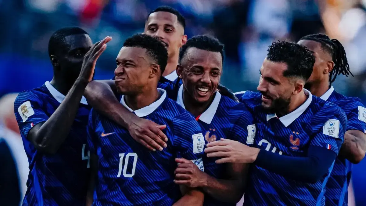 Kylian Mbappe berseleberasi bersama rekan-rekan setimnya. (Instagram @k.mbappe)