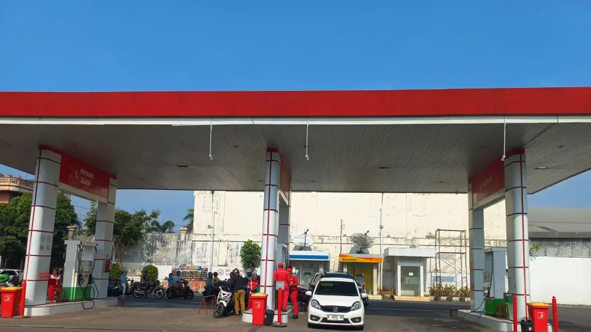 LANCAR: Kondisi SPBU Senenan Jepara tampak normal pada Senin (13/7). (FIKRI THOHARUDIN/RADAR PATI)