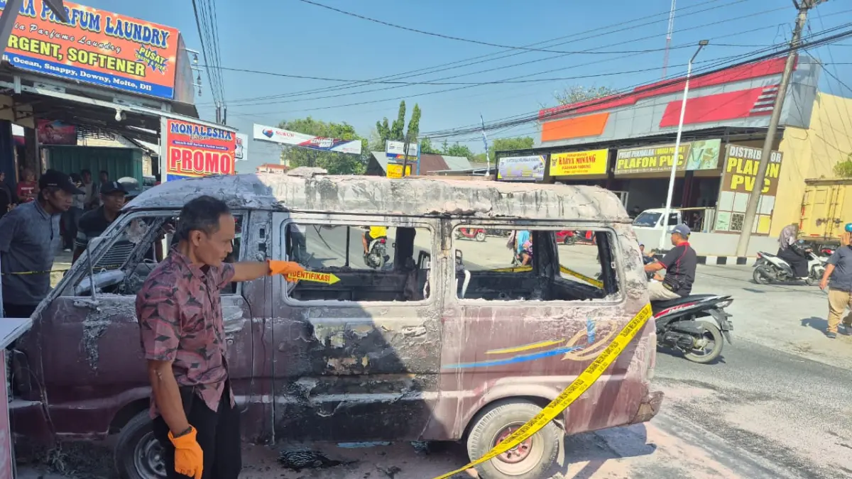Olah TKP mobil ludes terbakar usai mengisi BBM di SPBU Winong. (POLRESTA PATI)