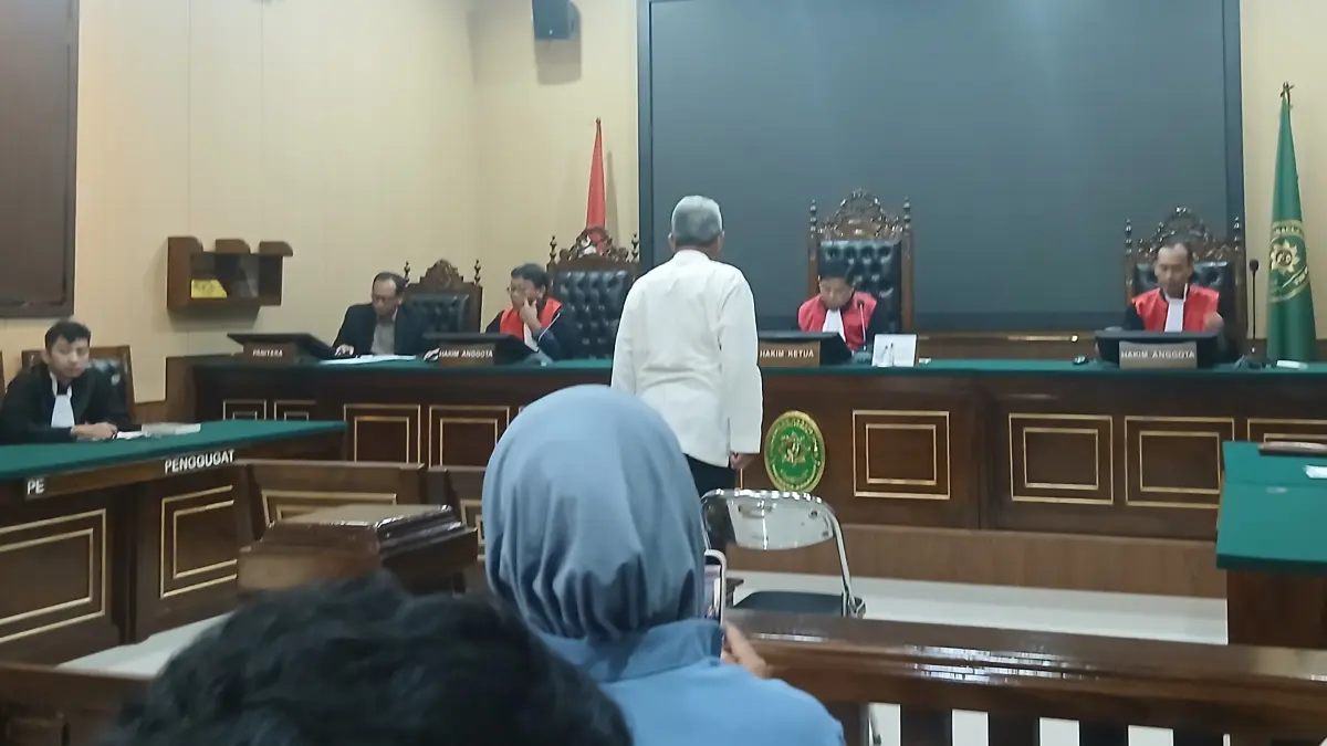 PATUH: Pujianto (baju putih) saat mendengarkan putusan hakim di Pengadilan Negeri Blora beberapa waktu lalu. (EKO SANTOSO/RADAR PATI)