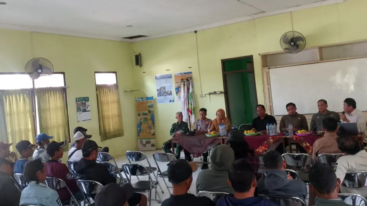 RAMAI: Warga Desa Nglebak, Kecamatan Kradenan, Blora, menggeruduk kantor Kawasan Hutan Dengan Tujuan Khusus (KHDTK) UGM tadi pagi. (LILIK UNTUK RADAR PATI)