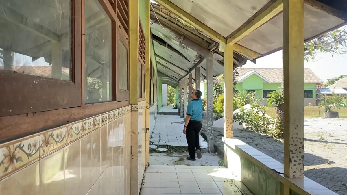 
RUANG LAB - Kepala SMP Negeri 3 Ngawen, Dwi Suryono Putro, menunjukkan kondisi Lab IPA yang kondisinya rusak berat. (ARIF FAKHRIAN KHALIM/RADAR PATI)
