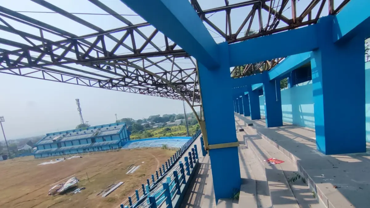 SEGERA TEREALISASI: Kondisi Stadion Wergu Wetan Kudus yang dibongkar. (GALIH ERLAMBANG W/ RADAR PATI)