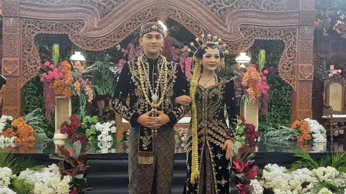 
SEMPURNA: Pasangan model memakai baju pengantin Jawa saat fashion show di @HOM Hotel Kudus. (INDAH SUSANTI/RADAR PATI)
