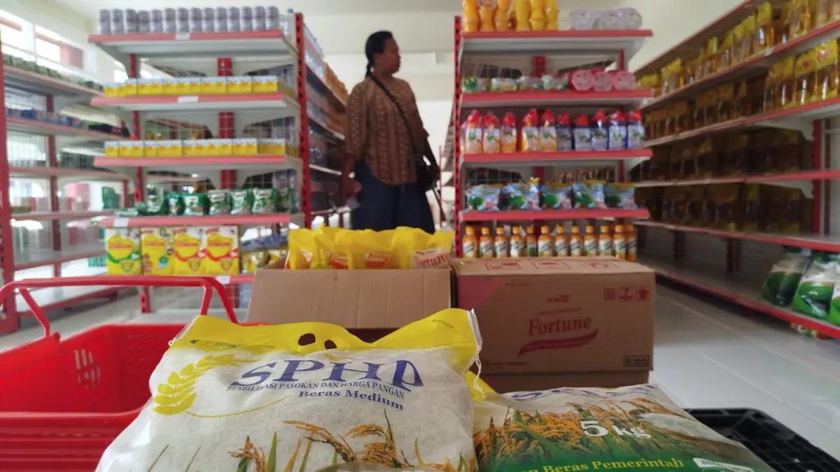 STOK TERBATAS: Pembeli saat memilih barang di KDMP Desa Blungun, Kabupaten Blora. (EKO SANTOSO/RADAR PATI)
