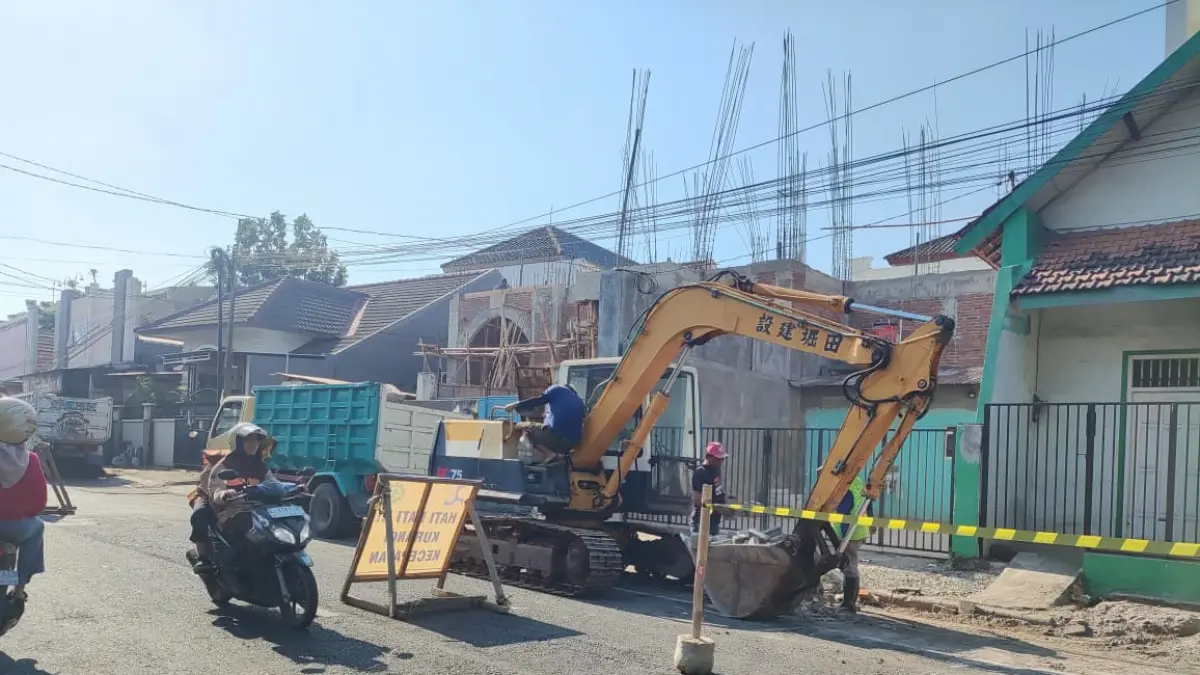 
ATASI GENANGAN: Pekerja mengerjakan saluran drainase di Kelurahan Panjunan. (GALIH ERLAMBANG W/ RADAR PATI)