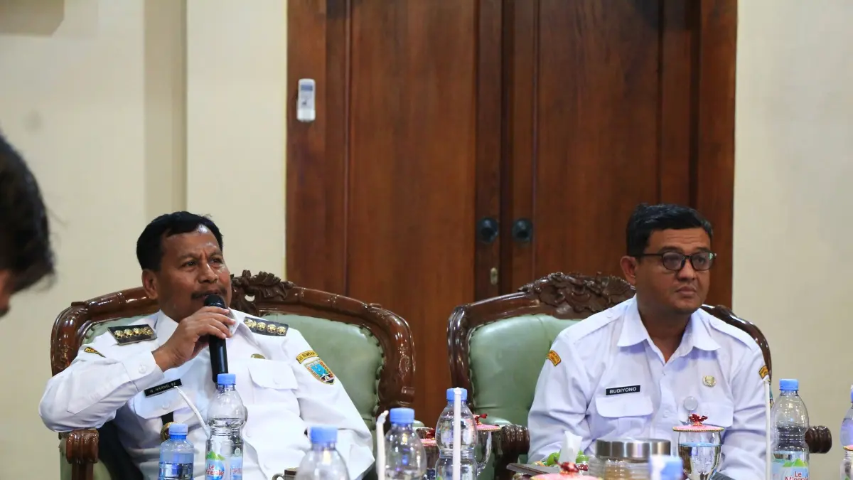 Bupati Rembang Harno memimpin rapat koordinasi RTLH. (WISNU AJI/RADAR PATI)