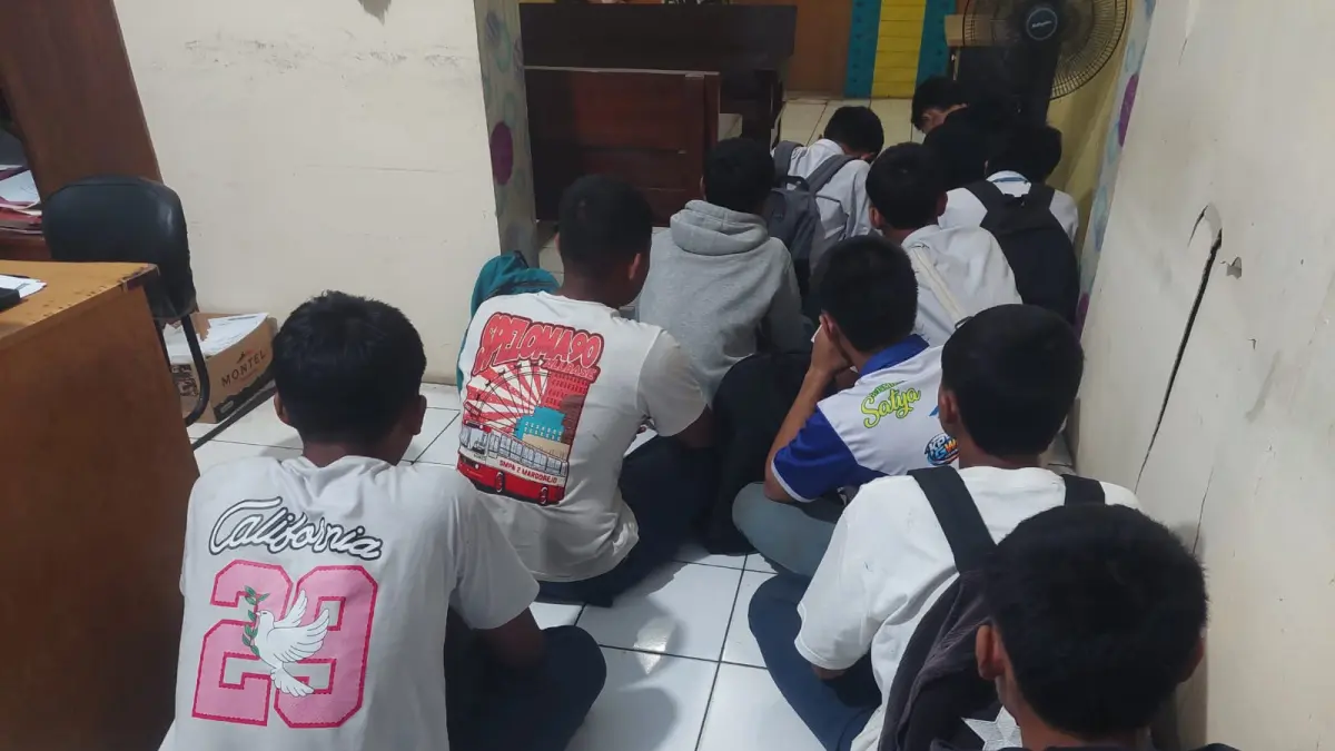 DIAMANKAN: Pemuda yang hendak tawuran digiring di Polsek Pati. (POLSEK PATI UNTUK RADAR PATI)