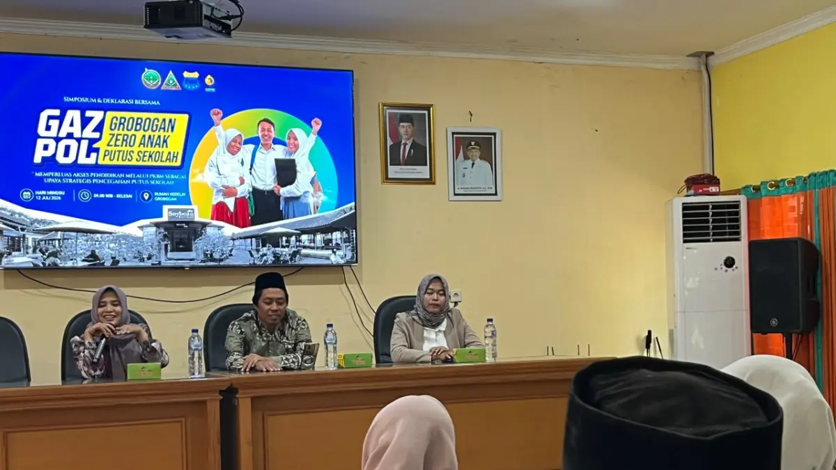 BERIKAN ARAHAN — Ketua Komisi D DPRD Grobogan Mansata Indah Maratona dalam acara Pusat Kegiatan Belajar Masyarakat (PKBM), hingga tokoh masyarakat menyatukan komitmen dalam Simposium dan Deklarasi Bersama GAZPOL (Grobogan Zero Anak Putus Sekolah) yang digelar di Rumah Kedelai Grobogan.   
