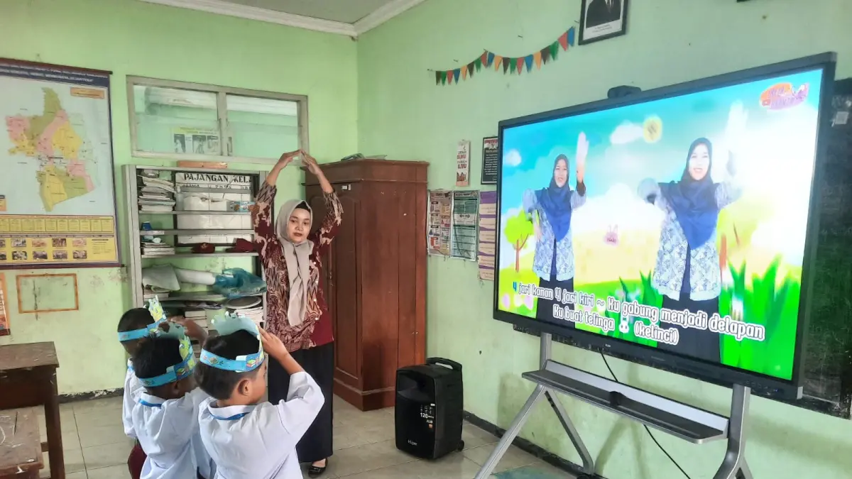 NYANYI BARENG: Guru wali kelas I mengajak tiga murid baru bernyanyi bersama saat kegiatan MPLS di SD 5 Hadipolo, Jekulo, Kudus. (INDAH SUSANTI/RADAR PATI)