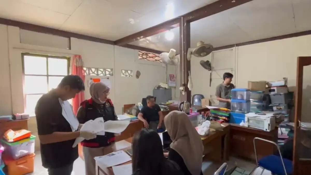 
PERIKSA BERKAS – Petugas Kejari Grobogan lakukan pemeriksaan berkas desa saat penggledahan berkas perkara di Desa Tlogomulyo, Kecamatan Gubug beberapa waktu lalu. (KEJARI GROBOGAN UNTUK RADAR PATI)