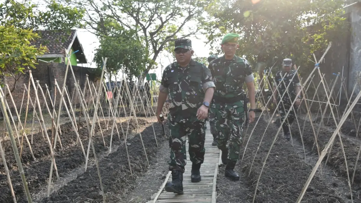 PERSIAPAN: Danrem 073/Makutarama Salatiga saat mengecek persiapan kedatangan Pangdam IV/Diponegoro di Marshaling Area Yon TP Satria Ageng Selo, Godong, Grobogan.