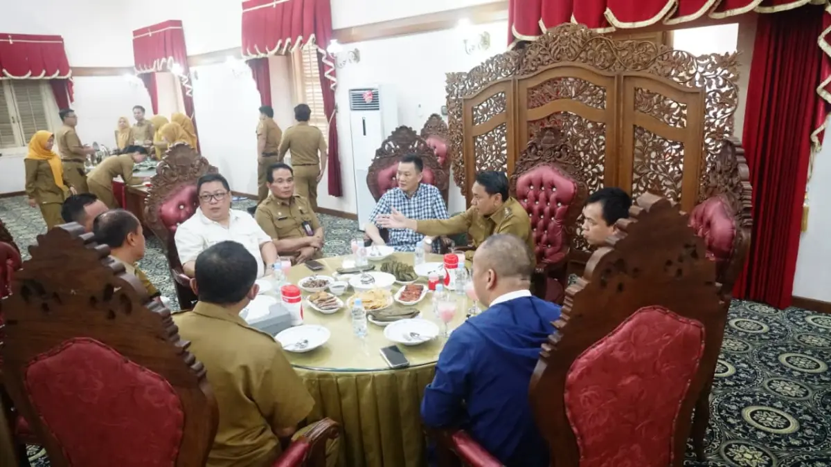 Plt Bupati Pati Risma Ardhi Chandra menyambut investor dari Cina yang akan membangun pabrik tas dan koper yang bisa menyerap ribuan tenaga kerja. (HUMAS PATI)