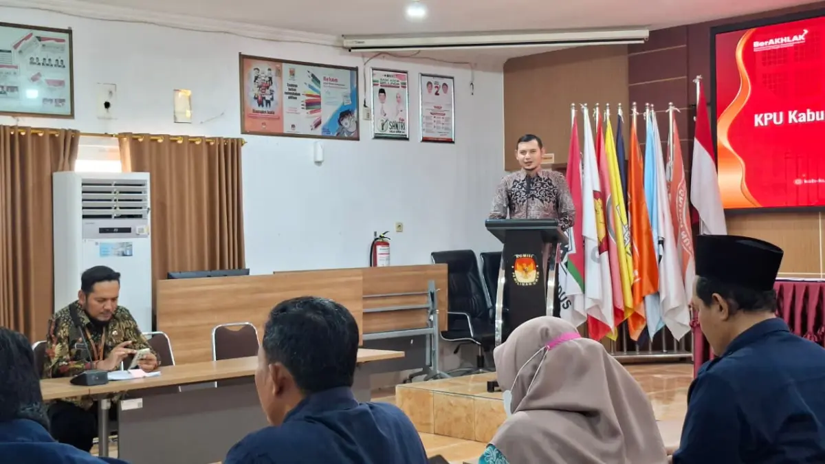 
RESMI: Ketua KPU Kudus Ahmad Amir Faisol bersama Kepala Diskominfo Kudus Satria Agus Himawan menandatangani perjanjian kerja sama tentang Pendidikan Pemilih dan Pemanfaatan Layanan Informasi di kantor KPU Kudus, Selasa (14/7). (ANDIKA TRISNA SAPUTRA/RADAR PATI)
