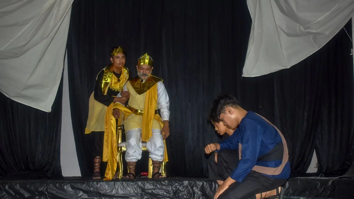 
MEMAKAU: Penampilan dari siswa ELCI School Purwodadi saat menampilkan drama dengan Bahasa Ingris bertajuk Magada Kingdom Has Fallen pada gelaran ELCI School 6th Inauguration Program 2026 di Twenty Three Coffee, Desa Krangganharjo, Toroh, Grobogan, Senin (13/7). (SIROJUL MUNIR/RADAR PATI)