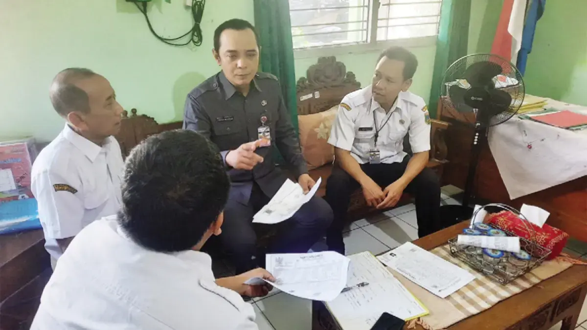 Kepala Dinsos P3AP2KB Kudus Putut Winarno (dua dari kanan) berkoordinasi dengan pihak SD 5 Hadipolo dan Pemerintah Desa Hadipolo, Kecamatan Jekulo, Rabu (15/7), untuk mencari solusi atas kondisi seorang siswa yang sepulang sekolah harus bekerja membantu perekonomian keluarganya. (INDAH SUSANTI/RADAR PATI)