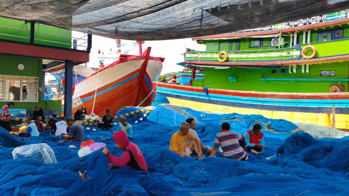 Beberapa nelayan di galangan kapal Berkah Mina Group yang terletak di Desa Pajeksan, Kecamatan Juwana sedang membenahi alat tangkap untuk persiapan melaut pada bulan Agustus mendatang. (ACHMAD ULIL ALBAB/RADAR KUDUS)