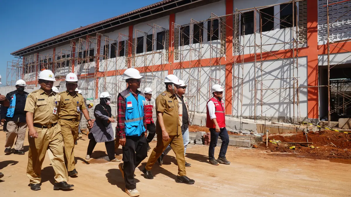 
DICEK: Pemkab Pati melihat proses pembangunan sekolah rakyat di Tlogowungu belum lama ini. (ANDRE FAIDHIL FALAH/RADAR PATI)