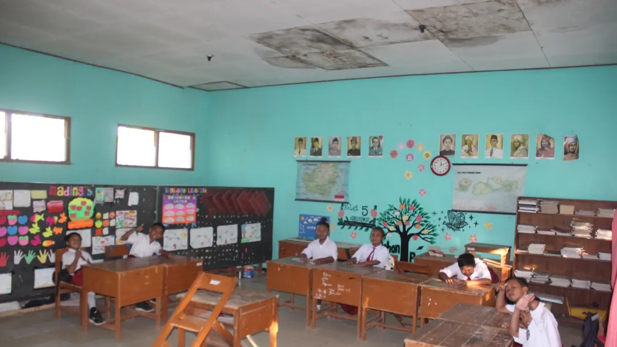 
SEPI: Kondisi plafon atap kelas I di SDN 1 Patalan yang di-regrouping. (ARIF FAKHRIAN KHALIM/RADAR PATI)
