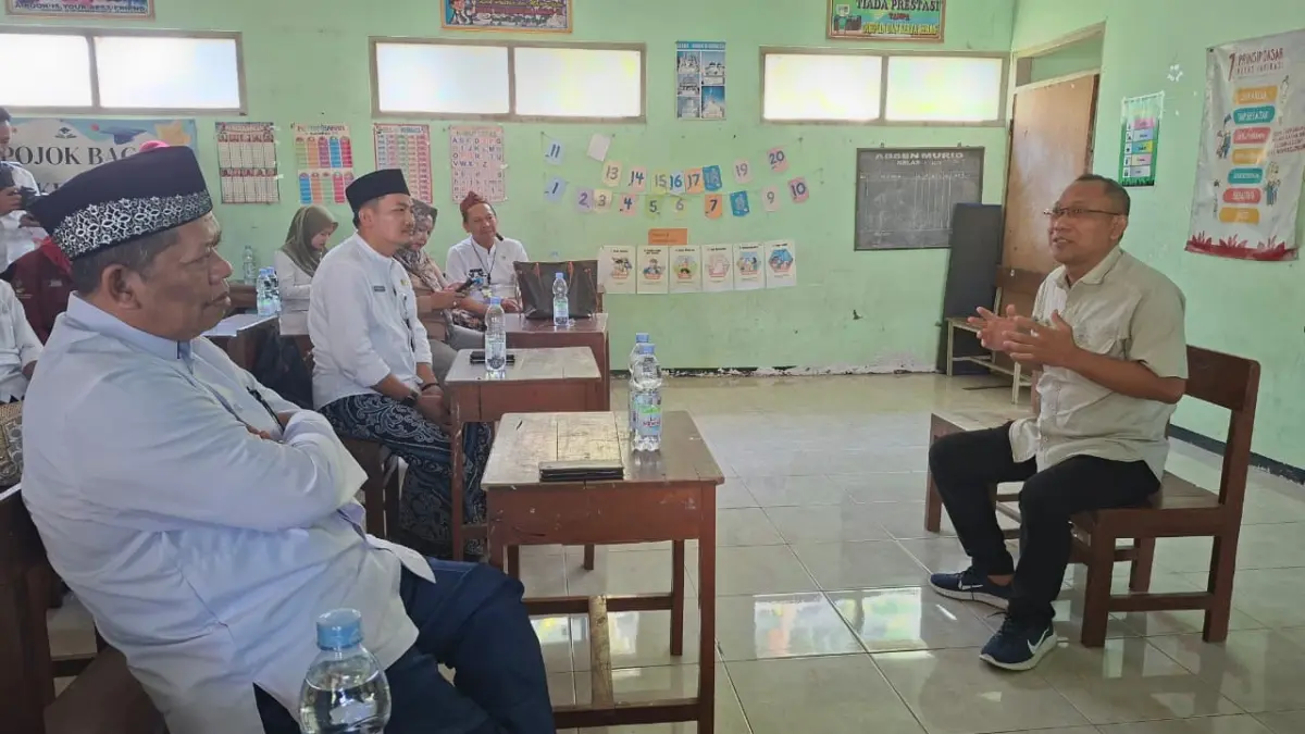 Ketua Komisi D DPRD Kudus Mardijanto melakukan sidak di SDN 5 Hadipolo yang minim siswa. (ANDIKA T/ RADAR PATI)