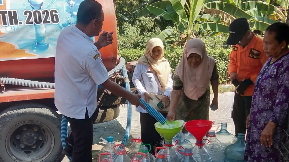 KRISIS: BPBD Grobogan menge-drop air bersih di lingkungan RT 4 RW 5, Kelurahan Kalongan, Kecamatan Purwodadi, Grobogan.  (SIROJUL MUNIR/RADAR PATI)