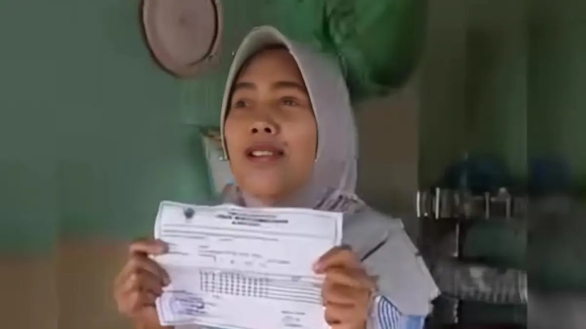 Maryati pedagang lontong Pati menunjukkan tagihan retribusi Rp 840 ribu dari DPU Pati, (17/7)