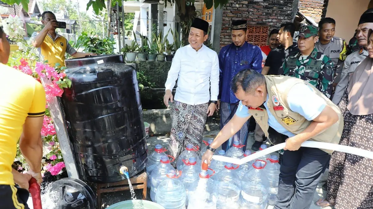 
PEDULI: Bupati Kudus Sam’ani Intakoris menyalurkan bantuan air bersih di  Desa Glagahwaru, Kecamatan Undaan, Jumat (17/7). (DINAS KOMINFO KUDUS UNTUK RADAR PATI)