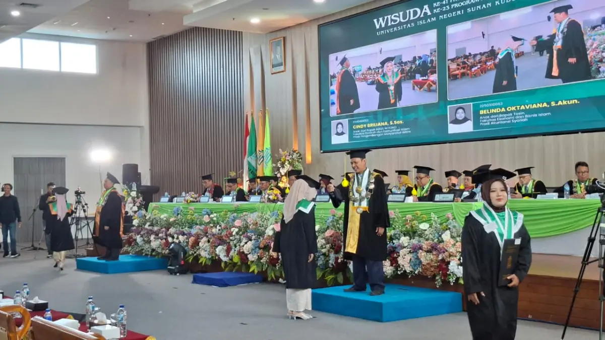 
PROSESI: Wisudawan maju satu persatu melakukan prosesi memindah tali toga oleh Rektor UIN Sunan Kudus Prof. Abdurrahman Kasdi, Kamis (16/7). (ANDIKA TRISNA SAPUTRA/RADAR PATI)
