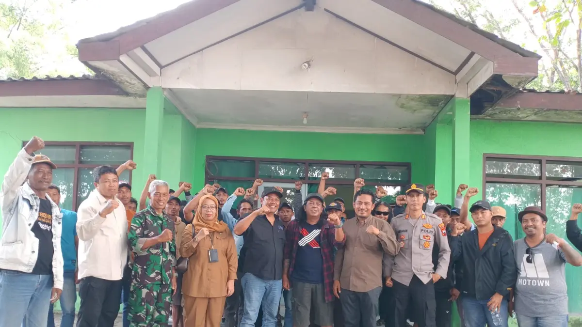 
RAMAI: Warga Desa Nglebak Kecamatan Kradenan saat bertemu dengan perwakilan KHDTK UGM didampingi beberapa anggota Legislatif, beberapa waktu lalu. (EKO SANTOSO/RADAR PATI)
