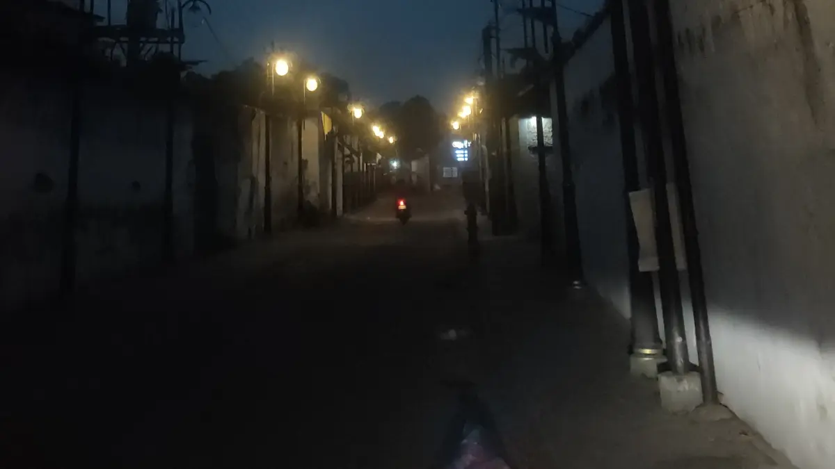 
SOROTAN: Potret kawasan Karangturi Lasem saat subuh yang belakangan menjadi sorotan publik akibat sejumlah fasilitas yang rusak maupun kurang terawat. (WISNU AJI/RADAR PATI)