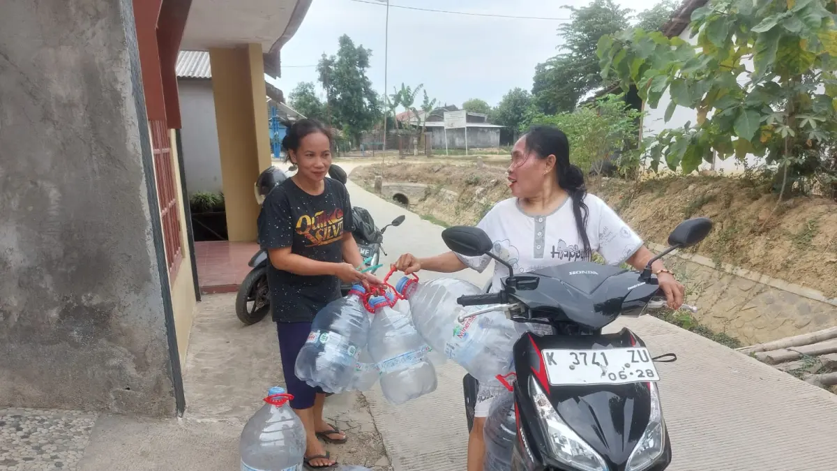 
SULIT AIR: Warga Gabus mengambil air menggunakna galon di salah satu kediaman warga setempat.  (ANDRE FAIDHIL FALAH/RADAR PATI)
