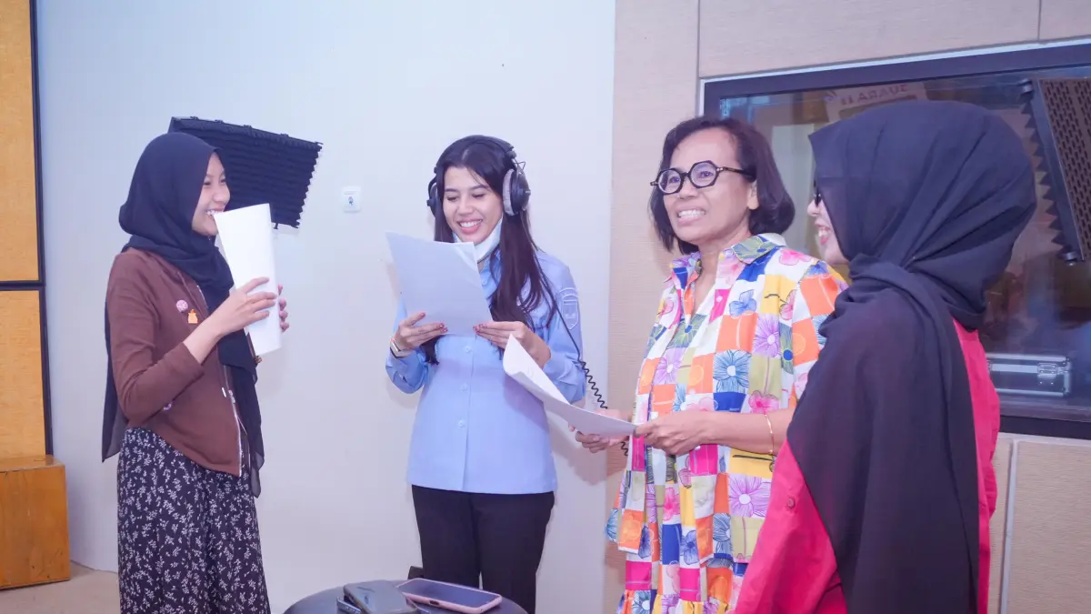 
TAKE SUARA: Wabup Bellinda Birton (dua dari kiri) melakukan pengambilan suara untuk mengisi suara film animasi di studio SMK RUS KUDUS kemarin. (DINAS KOMINFO UNTUK RADAR PATI)
