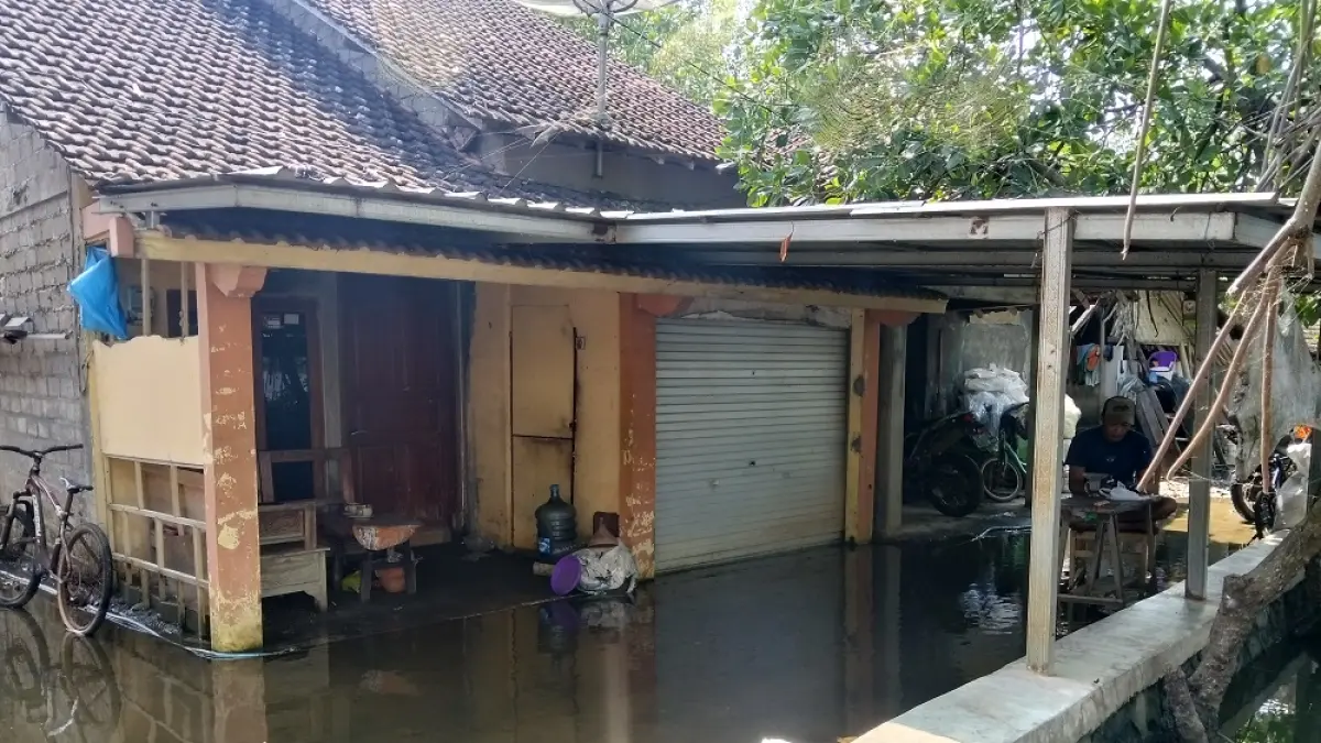 TERENDAM: Salah satu rumah warga Desa Tunggulsari, Tayu, Pati, kebanjiran rob kemarin. (ANDRE FAIDHIL FALAH/RADAR PATI)