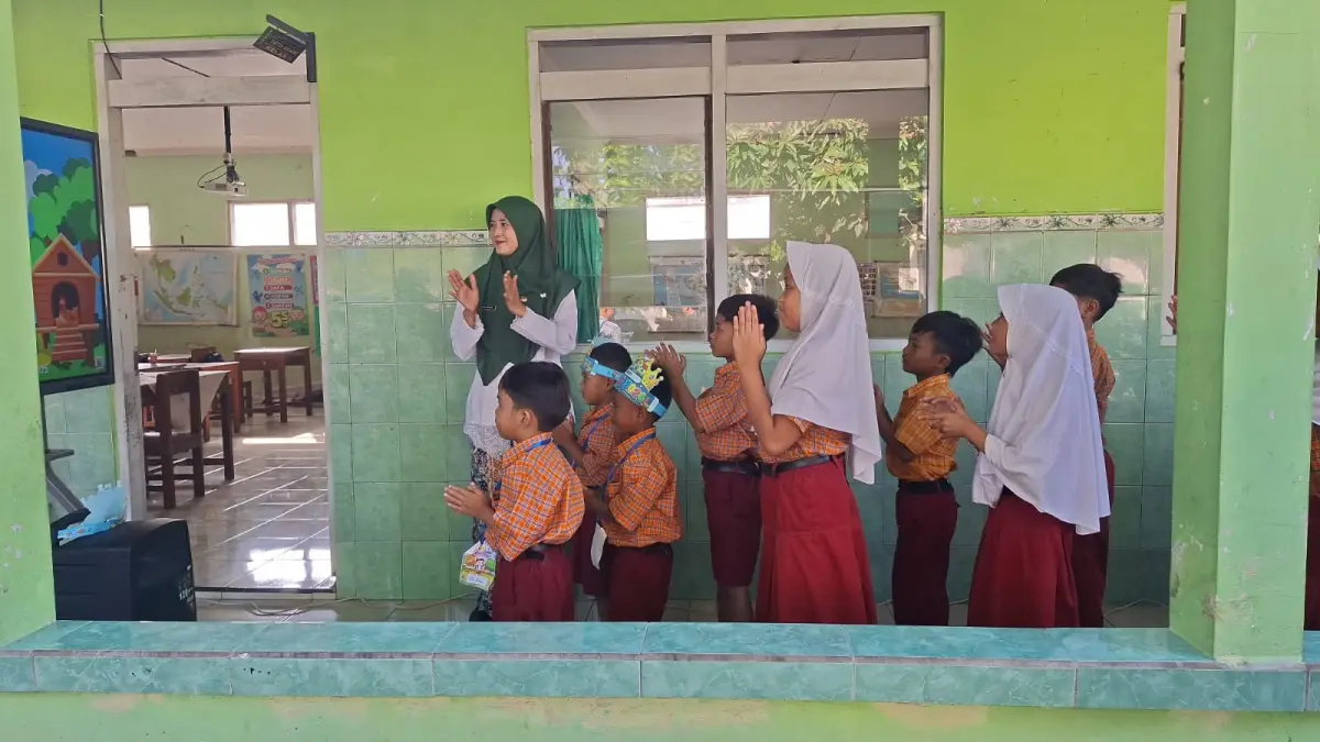 
BERSENANG-SENANG: Guru bersama murid SD 5 Hadipolo berbaris sambil bernyanyi sebelum masuk kelas. (ANDIKA TRISNA SAPUTRA/RADAR PATI)
