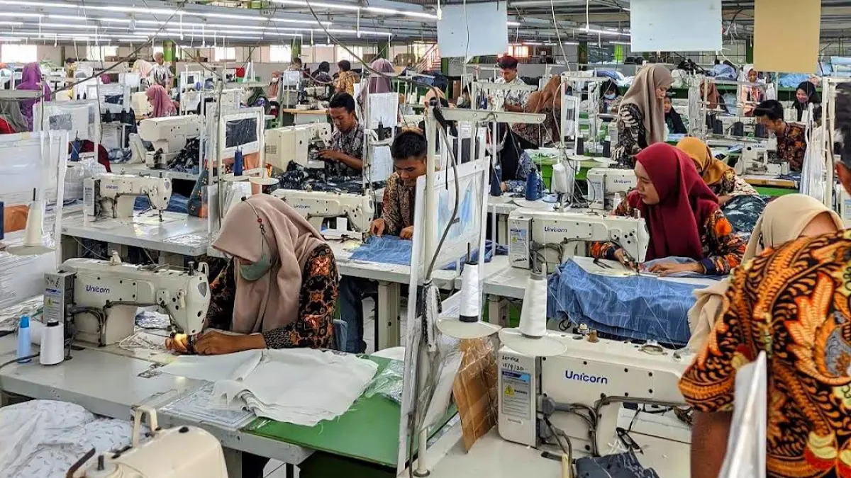 SIBUK: Sejumlah pekerja PT Samwon Busana Indonesia tampak sedang menyelesaikan produk pesanan perusahaan. (ABIDIN UNTUK RADAR PATI)