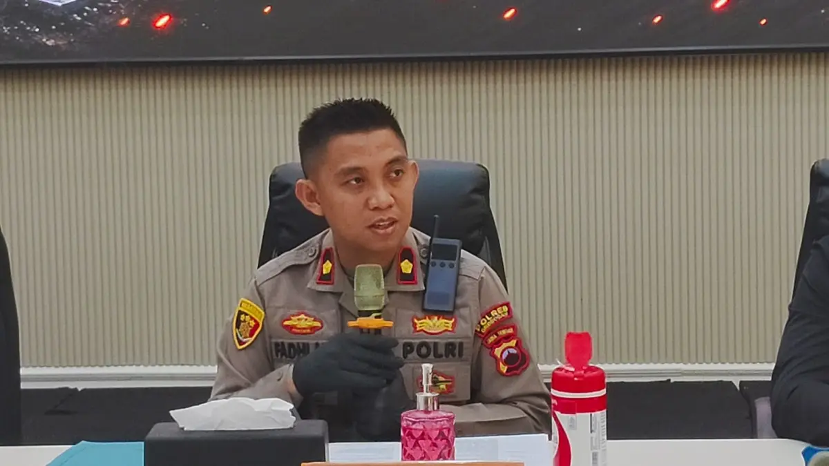 
BERIKAN KETERANGAN – Wakapolres Grobogan Kompol Muhammad Fadlan memberikan keterangan kepada awak media.  (SIROJUL MUNIR/RADAR PATI)
