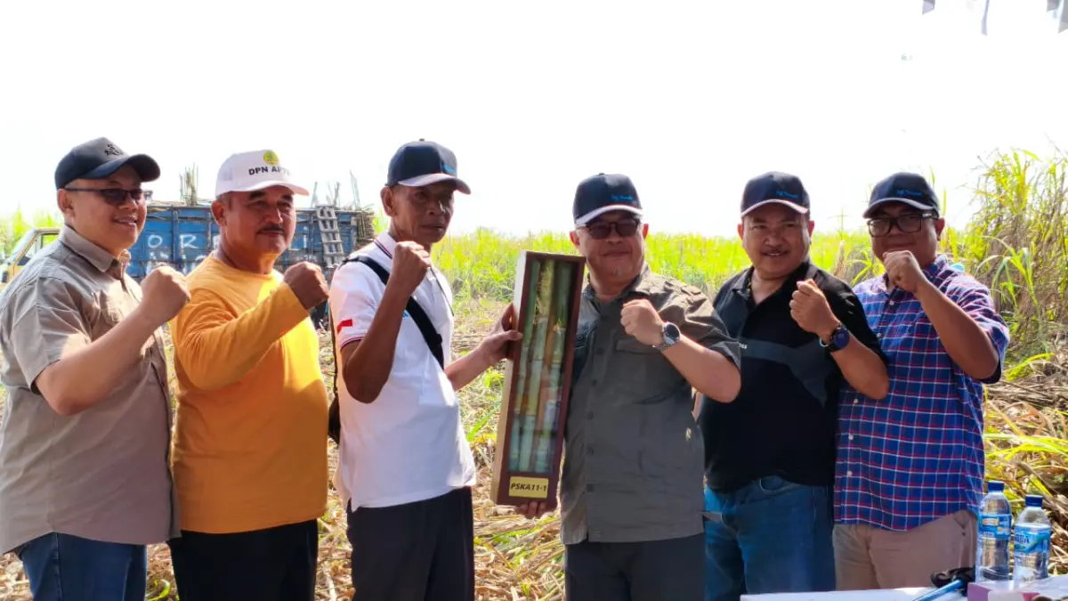 Direktur Utama PT Kebon Agung secara simbolis menyerahkan bantuan benih unggul varietas PSKA 095 kepada petani tebu. (ACHMAD ULIL ALBAB/RADAR KUDUS)
