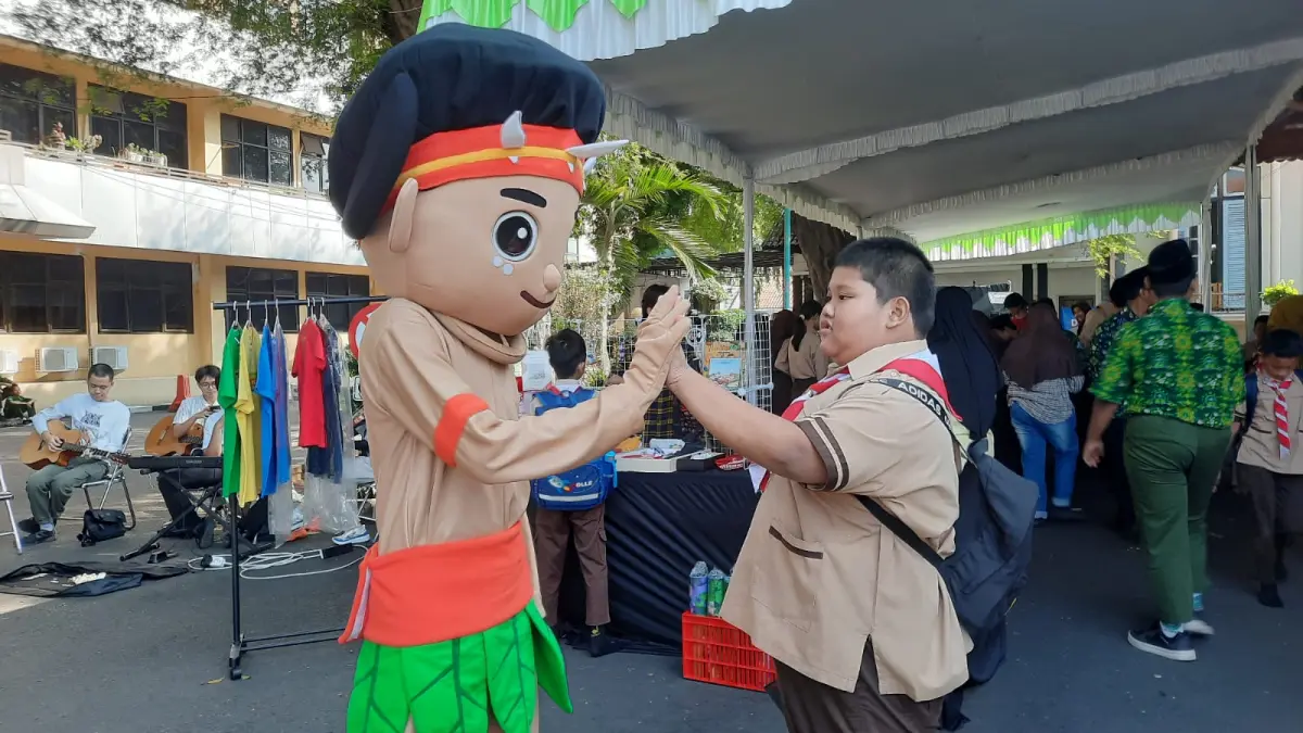 
NONTON FILM: Anak-anak happy saat menonton film WakaKibo Kids di Pendapa Kabupaten Kudus Hari Anak Nasional tahun lalu. (INDAH SUSANTI/RADAR PATI)
