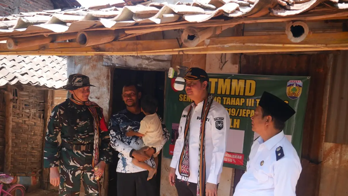 SUMRINGAH: Syafaat (41) tengah bercengkrama dengan Dandim 0719/Jepara Letkol Arm Ranna Hidfitriyadi dan Bupati Jepara Witiarso Utomo sebelum rumah dirobohkan dan dibangunkan kembali. (FIKRI THOHARUDIN/RADAR PATI)
