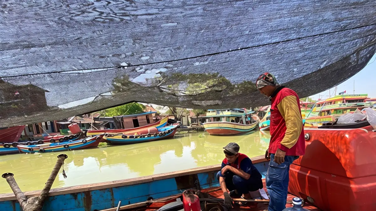 
DIPERBAIKI: Nelayan membenahi kapal di pelabuhan Juwana belum lama ini. (ANDRE FAIDHIL FALAH/RADAR PATI)