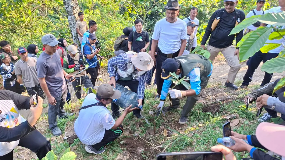 
KOORDINASI: Bupati Kudus Sam’ani Intakoris memimpin penanaman menanam pohon di sekitar Pos 2 jalur pendakian Puncak 29, Gunug Muria, Sabtu (18/7). ANDIKA TRISNA SAPUTRA/RADAR PATI)
